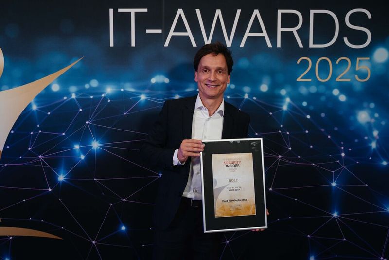 Marc Müller von Palo Alto Networks mit dem Gold-Award in der Kategorie „SIEM & SOAR“, verliehen von Security-Insider. (Bild: Manuel Emme Fotografie)