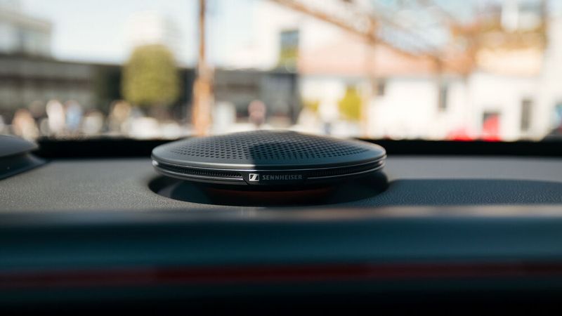 Auf dem Armaturenbrett scheint ein runder Lautsprecher von Sennheiser zu schweben. (Bild: Julian Bossert)