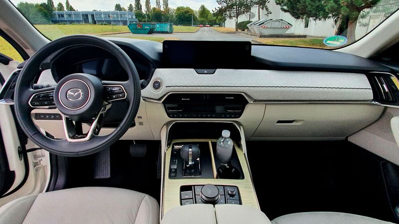 Das Interieur wirkt gerade in der Topausstattung Takumi edel. (Bild: Mauritz – »kfz-betrieb«)