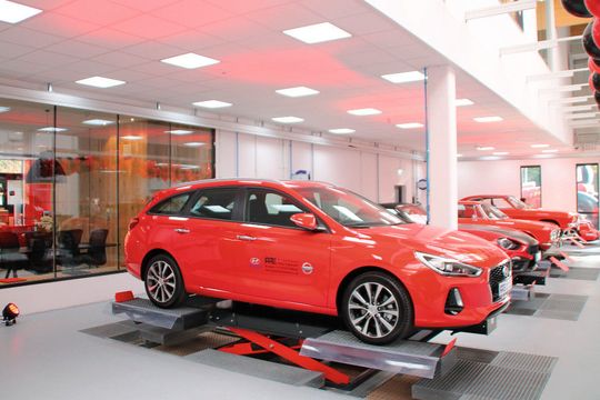 Transparenz und Funktionalität: Vom Kundencenter aus kann man die großzügig gestalteten Universalarbeitsplätze sehen.(Bild:  Sehon)