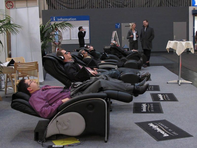 Tiefenentspannte Erholung fanden gestresste Messebesucher in Massagesesseln mit musikalischen und visuellen Effekten...  (Bild: ds)