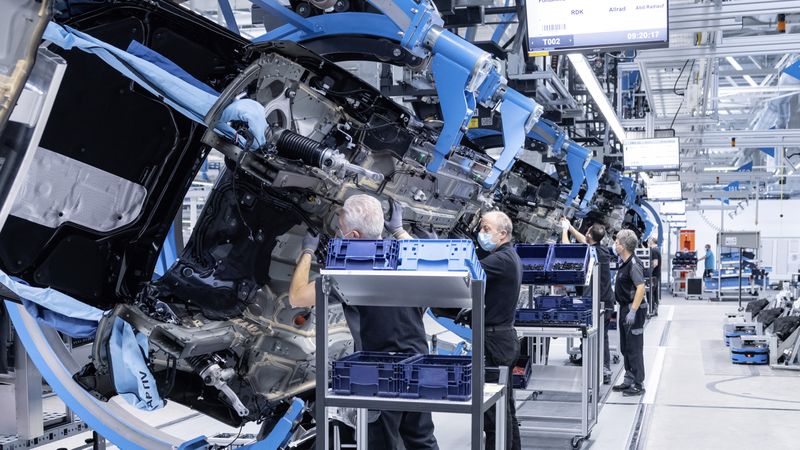 Nirgends sind die Arbeitskosten pro Fahrzeug so hoch wie in Deutschland.(Bild:   Mercedes-Benz)