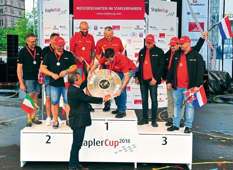 Die Siegerschale wurde abschließend an das deutsche Team überreicht! Platz zwei machten die italienischen Fahrer, die im Vorjahr den Titel holten, und Platz drei erlangte das Team aus den Niederlanden. (© Klaus Voit / KION Group)