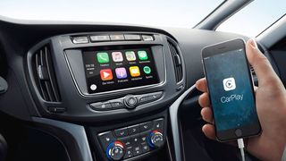 Apples Car Play ist bei Kunden sehr beliebt. Nun bekommt die App noch mehr Zugriff im Cockpit diverser Automarken.  (Bild: Opel)