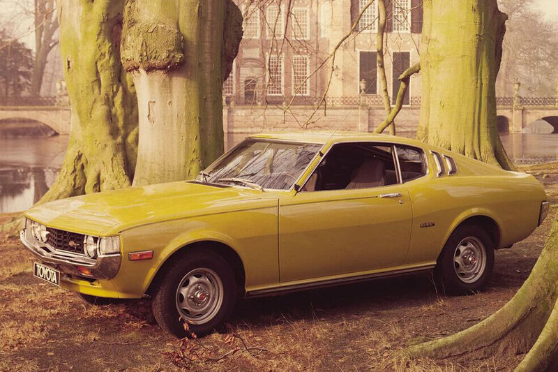 Im Herbst 1970 wurde der erste Celica auf dem japanischen Markt eingeführt. In Deutschland gab es ihn ab Herbst 1971. Die gängigste Variante war hierzuland das mit 1,6-Liter-Motor und Doppelvergaser ausgerüstete Coupé TA22, Modellbezeichnung „ST“, mit 63 kW/86 PS. Es besaß bereits ein Fünfganggetriebe – damals alles andere als selbstverständlich. (Toyota)