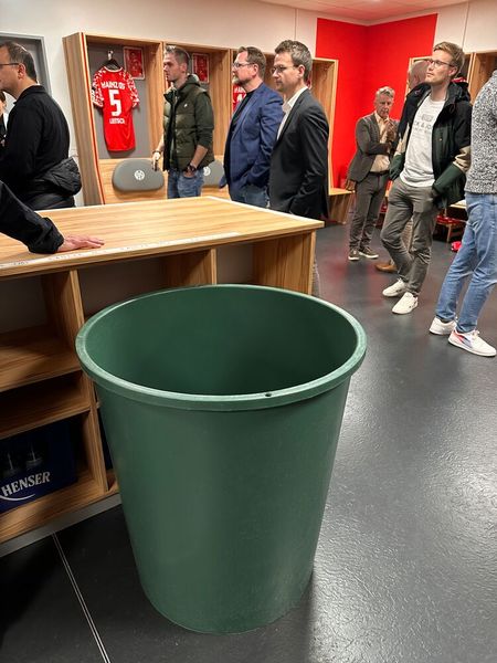 Wer kennt sich aus? Braucht es für die grüne Eistonne einen Bademeister oder nicht? (Bild: Vogel IT-Medien)