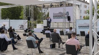 Zum Schutz vor Infektionen fanden die Würzburger Karosserie- und Schadenstage 2020 überwiegend unter freiem Himmel statt. (Bild: Rainer Wengel)