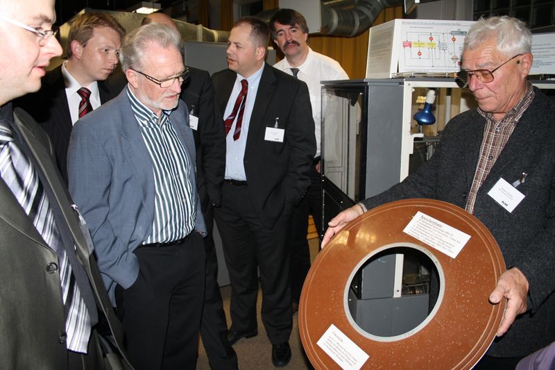 Heinz Graichen zeigt eine Speicherplatte von der IBM-355-Magnetplattenspeicher-Einheit. (Archiv: Vogel Business Media)