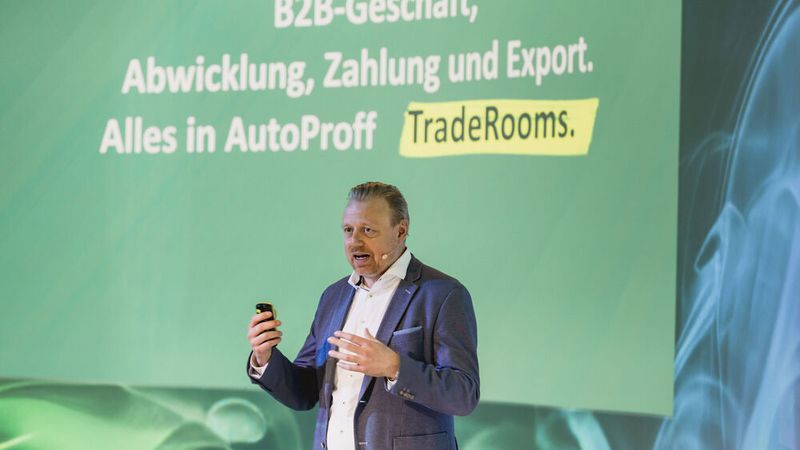 Martin Stache, Dealer Sales Director bei Autoproff Deutschland, stellte die sogenannten Trade Rooms bei Autoproff vor. (Bild: Stefan Bausewein)