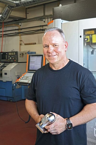 «Wir alle sind von unserer neuen CAM-Software ‹Hypermill› begeistert. Das System ist einfach zu bedienen und liefert hervorragende Frässtrategien, die uns viel Zeit sparen. Vor allem schätze ich die Automatisierungsmöglichkeiten durch das ‹Hypermill Automation Center›, die wir in Zukunft immer weiter ausbauen werden.» Christoph Häberli, Geschäftsführer Häwitool (Bild: Open Mind)