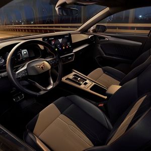 Das Cockpit ist digital, das Infotainmentsystem auf den Fahrer ausgerichtet.(Bild:  Autoren-Union Mobilität/Seat)