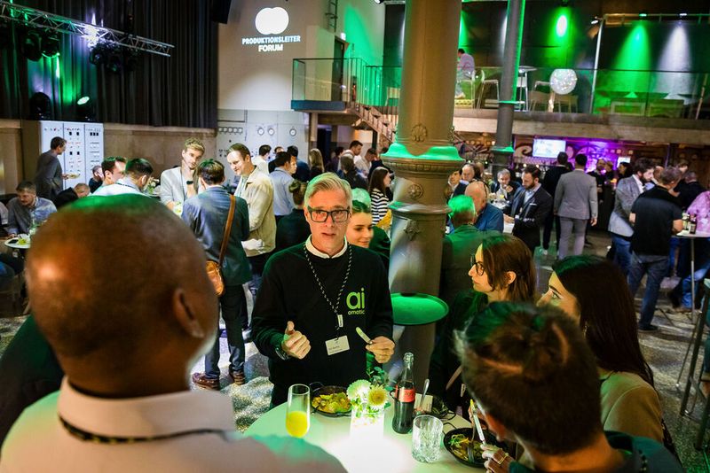 Bei der Abendveranstaltung am Vorabend der Veranstaltung im Maschinenhaus des Bürgerbräus Würzburg kamen bereits zahlreiche Teilnehmer bei gutem Essen und Trinken zusammen. Bereits hier gab es regen Austausch.  (Bild: Stefan Bausewein)