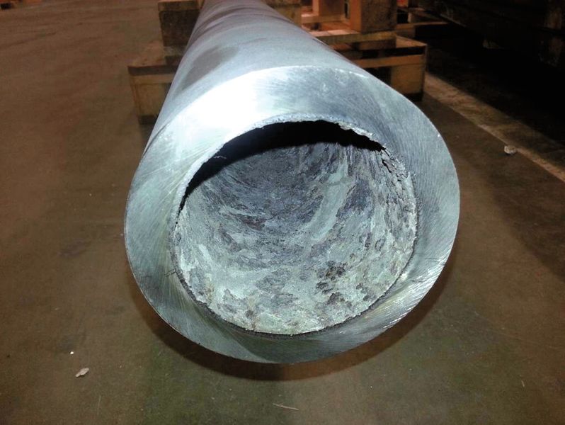 Bild 3: Vorher und nachher: Die Oberfläche der Schleudergussrohre vor (a) und nach der Bearbeitung (b). Im Rohzustand ist die Oberfläche stark verzundert. (Bild: TBT)