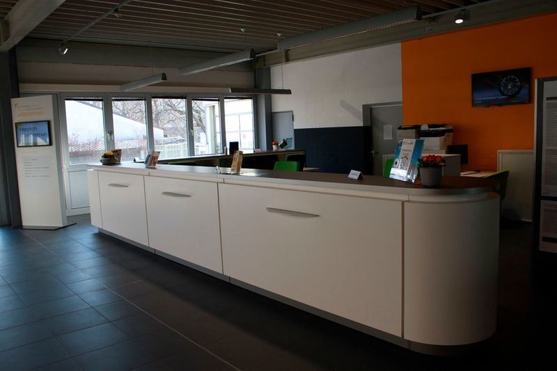 Empfangstresen: Im ersten Jahr will das Autohaus von der Weppen rund 600 Neuwagen in Augsburg verkaufen. (Autohaus von der Weppen)