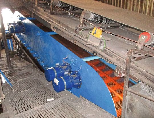 Die Siebung spielt in mechanischen Aufbereitungsprozessen in der Natursteinindustrie, in der Erz- und Kohleaufbereitung sowie in der Recyclingindustrie eine wesentliche Rolle. Hier kommt das neue Multi-Schwingsieb in der Schlackenaufbereitung zum Einsatz. Die Siebung spielt in mechanischen Aufbereitungsprozessen in der Natursteinindustrie, in der Erz- und Kohleaufbereitung sowie in der Recyclingindustrie eine wesentliche Rolle. Hier kommt das neue Multi-Schwingsieb in der Schlackenaufbereitung zum Einsatz.