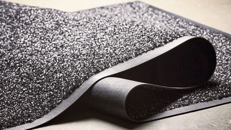 Saubere Eingangsbereiche und Übergänge von der Werkstatt zum Kundenzentrum: Mewa bietet auch einen Rundumservice für Fußmatten an.  (Bild: Mewa)