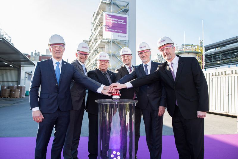 Bei der Eröffnung der Anlage in Marl: Claus Rettig, Geschäftsführer von Evonik Resource Efficiency, Ralf Düssel, Leiter des Geschäftsgebietes High Performance Polymers von Evonik, Werner Arndt, Bürgermeister der Stadt Marl, Jörg Harren, Standortleiter des Chemieparks Marl von Evonik Technology & Infrastructure, Harald Schwager, stellvertretender Vorsitzender des Vorstandes von Evonik Industries, Matthias Kottenhahn, Leiter Strategy & Projects von Evonik Nutrition & Care. (Evonik Industries)