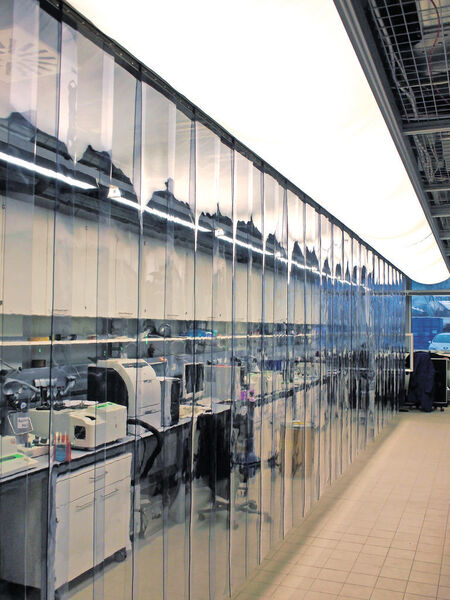 Abb. 4: Temperaturstabilisierter Laborbereich mit transparentem Lamellenvorhang als thermische Abtrennung.  (Bild: Siemens)