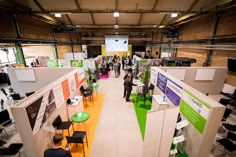 Besucher der Secureexchange Fachtagung konnten sich über die Lösungen der maincubes-Standpartner informieren. (Bild: maincubes one)