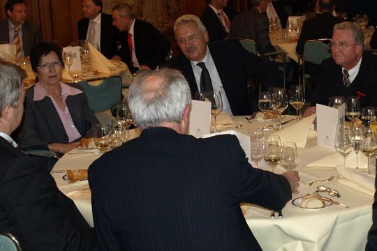 Am Ehrentisch: Siegfried Kronmüller (Mitte) mit Gabriele Dubiella (li.) und Georg Kreiner (re.) (Archiv: Vogel Business Media)