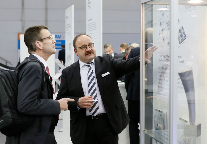 Exhibitors and visitors interacting at METAV 2016. (Messe Düsseldorf, Constanze Tillmann)