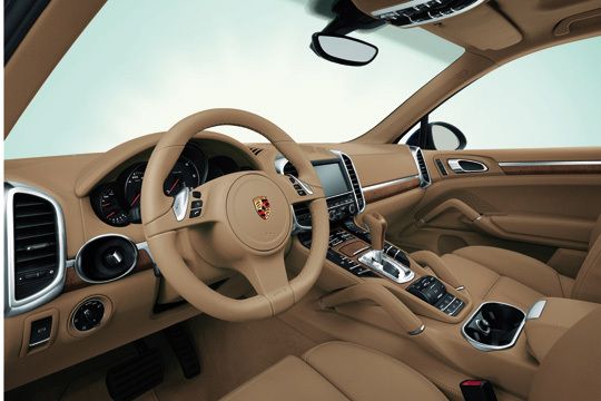 Der Innenraum wirkt insgesamt luftiger und die Mittelkonsole übernimmt stilistische Merkmale von der Limousine Panamera. (Archiv: Vogel Business Media)