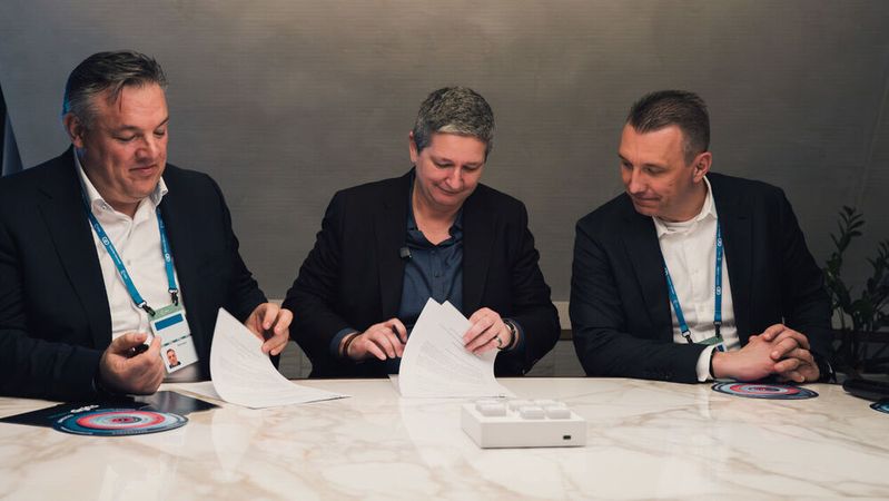 Rolf Schumann (Co-CEO Schwarz Digits), BSI-Präsidentin Claudia Plattner und Christian Müller (Co-CEO Schwarz Digits) vereinbaren im Rahmen der Münchner Sicherheitskonferenz eine strategische Partnerschaft zwischen BSI und Schwarz Digits. (v.l.n.re.)(Bild:  Schwarz Digits)