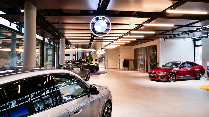 Die BMW-Niederlassung München versteht sich nach dem Umbau auf das Showroomkonzept Retail Next eher als Begegnungsstätte denn als Autohaus. (Bild:  BMW Group)
