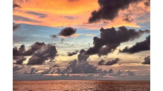 Der indische Subkontinent gilt aufgrund von Satellitenmessungen aus dem Weltall als ein „Loch in der globalen Erwärmung“, weil sich Indien nur etwa halb so stark erwärmt wie die Erde im Durchschnitt. Eine mögliche Erklärung für diese Phänomen liefert jetzt die neue Studie zu den regionalen Unterschieden beim hygroskopischen Wachstum der Partikel. Sie unterstreicht, wie wichtig In-situ-Messungen sind, wie sie die Messkampagne „BIOCAT-IIOE-2“ auf der Expedition SO305 der FS SONNE 2024 im Golf von Bengalen durchgeführt hat.  (Bild: Shravan Deshmukh, Tropos)