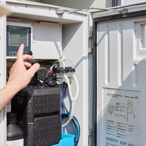 Präzise Phosphatmessung im Einsatz: Ein Mitarbeiter prüft den CA80PH-Analysator von Endress+Hauser – das Herzstück des kontinuierlichen Monitorings, das Veolia in der Kläranlage Colditz installiert hat. (Bild:  Endress+Hauser)