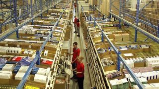 In Staufenberg werden Wareneingang, Lagerung, Kommissionierung, Versand und Retourenabwicklung für die paketfähige Ware bearbeitet. Bild: DHL (Archiv: Vogel Business Media)