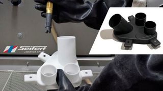 Seifert Logistics bietet seit zwei Jahren 3D-Druck-Fertigungsdienstleistungen an. Nun ist der Logistikdienstleister auch Servicepartner für Daimler Buses und produziert innerhalb kürzester Zeit benötigte Kunststoff-Ersatzteile mittels Lasersintern. (Bild: Seifert Logistics)