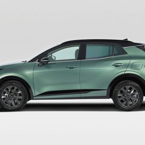 Vor allem in der Seitenansicht wirkt er wuchtig, ersetzt zumindest in dieser Perspektive das milde SUV-Flair sogar fast ein bisschen durch Geländewagen-Charakter mit der massiven Flanke und den schwarz abgesetzten Radhäusern.(Bild:  Kia)