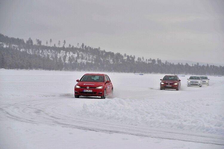 Ein Rundkurs auf dem zugefrorenen See diente zur Präsentation des neuen Michelin Alpin 5. (Foto: Michelin)