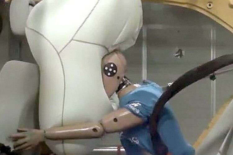 Der im Dach montierte Airbag ist unabhängig von der Position des Vordersitzes. (Foto: TRW)