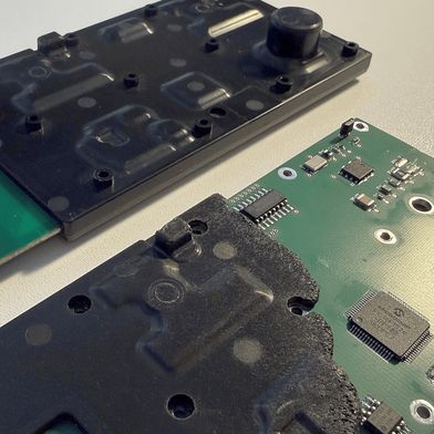 Die Kapselung elektronischer Bauteile mit speziell entwickelten Kunststoffen ermöglicht einen beschädigungsfreien Schutz sensibler Komponenten. (Bild: Kunststoff-Institut Lüdenscheid/Marius Fedler)