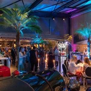 Historische Fahrzeuge werden im Bereich Hagenlocher Classic betreut, der Service, Reparatur und Restaurierung umfasst. Die Classic Car Lounge ist für Veranstaltungen jeglicher Art buchbar, beispielsweise für Vorträge, Firmen- und Produktpräsentationen, aber auch für Unternehmens- und private Jubiläen.(Bild:  Hagenlocher)