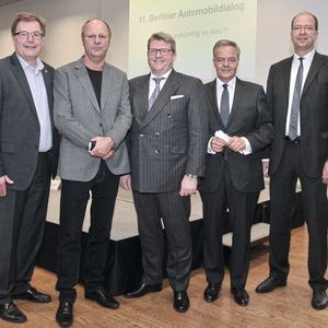11. Berliner Automobildialog: (v. li.) Heinrich Coenen (Berliner Verkehrsbetriebe), Weert Canzler (Wissenschaftszentrum Berlin für Sozialforschung), Stefan Ax (Verband der Mercedes-Benz Vertreter), Christoph Konrad und Axel Koblitz (beide ZDK).(Bild:  Zietz/»kfz-betrieb«)