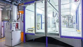 So lassen sich die Filterkästen der Pulverkabinen komfortabel entleeren. Im Vordergrund: Die Filtereinheit der Absauganlage (oben) und, darunter, die Vakuumzelle. (Bild: Ruwac)