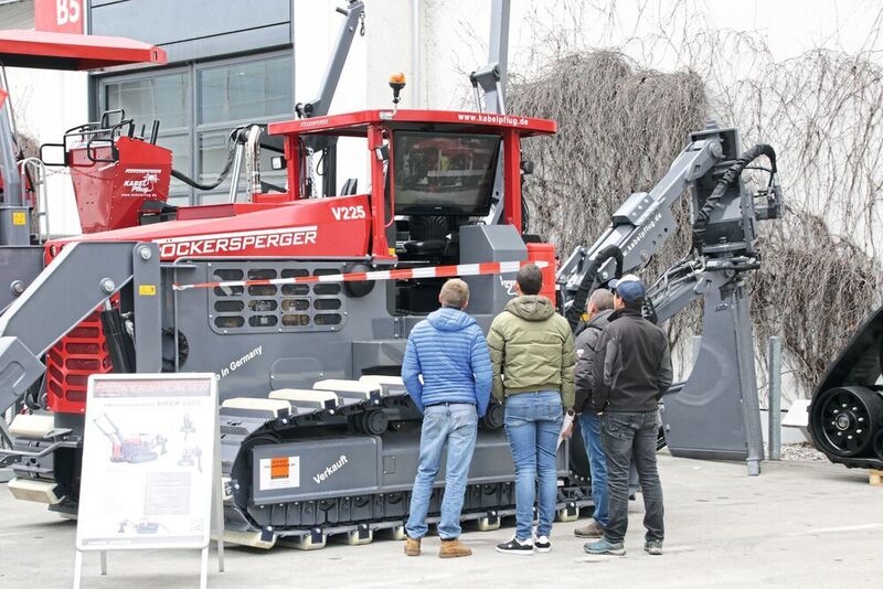 Mit rund 614.000 m² ist die ohnehin größte Messe der Welt seit dem letzten Mal um nochmal 9000m² größer geworden. Zwei Drittel davon fallen auf das Freigelände mit den gigantischen Baumaschinen. In den 18 Hallen der Münchener Messe stellen 3700 Firmen aus 58 Ländern aus. (Richter/konstruktionspraxis)