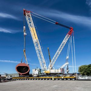 Noch ein Kelheim-Schnappschuss vom Transport der 600 Tonnen wiegenden Reaktoren für Bayernoil. Schmidbauer kümmerte sich um den Ablauf, der mit 336 Reifen und einem Gesamtgewicht von 880 Tonnen als logistischer Deutschland-Rekord auf der Straße gilt.