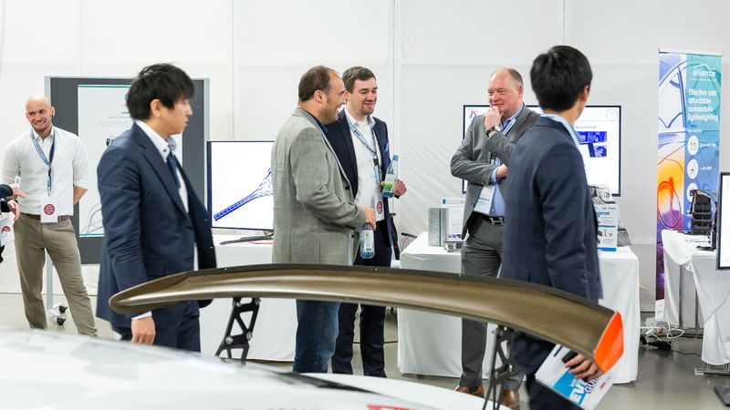 Im Anschluss an die Kurzpräsentationen suchten einige Teilnehmer das Gespräch mit den jungen Unternehmen.  (Stefan Bausewein)