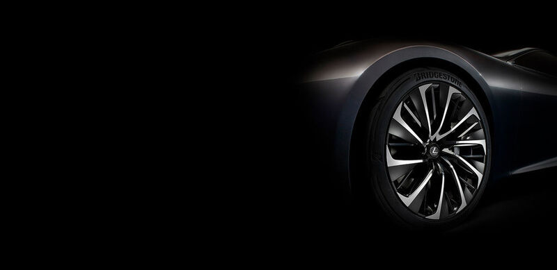 Ein Hochleistungs-Kraftstoffzellen-System treibt die Hinterräder an und leitet auch Energie an zwei in den Vorderrädern befindliche Motoren. (Lexus)