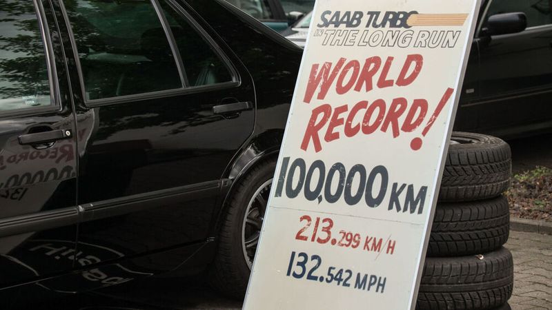Am 27. Oktober 1986 startete Saab eine Ausdauerprüfung, um der Welt zu zeigen, wie gut ihr neuer Saab 9000 Turbo wirklich war. Drei werkseitig produzierte Saab 9000 Turbo 16 bekamen dazu als einzige Modifikation Sicherheitskäfige und Renngurte verpasst. Das schnellste Auto erreichte über die Distanz von 100.000 km eine weltrekordbrechende Durchschnittsgeschwindigkeit von 213,299 km/h (132.524 mph). Die Herausforderung dauerte rund 20 Tage (etwa 5.000 km pro Tag). Regelmäßige Wartungsstopps (Ölwechsel, Zündkerzen, Reifenwechsel) waren erlaubt, die schnellsten dauerten nur etwa 2 Minuten und 18 Sekunden. Insgesamt brachen die Fahrzeuge 21 internationale Rekorde und zwei offizielle Weltrekorde. (Bild: Ratzmann-Automobile)