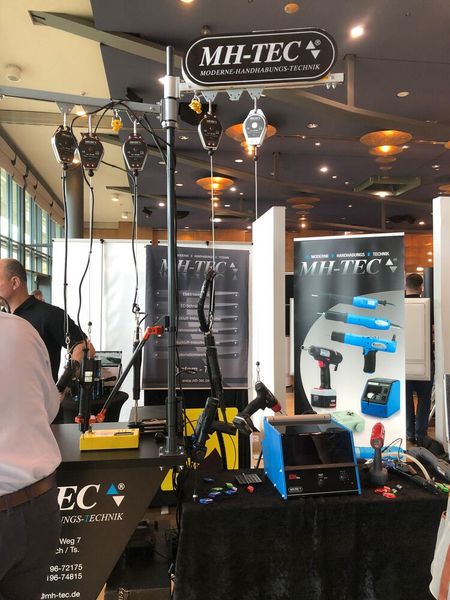 Das Sulzbacher Unternehmen MH-Tec zeigte den Besuchern als Neuaussteller Industriewerkzeuge vom ESD-Elektroschrauber, EC-Schraubsysteme, über Schraubenzuführsysteme, Druckluftschrauber, Schraubenzuführgeräte und Druckluftmotoren bis hin zu EC Akkuschrauber. (Bild: VCG/Juliana Pfeiffer)