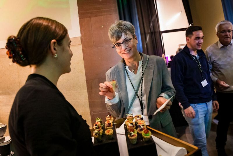 Bei der Abendveranstaltung am Vorabend der Veranstaltung im Maschinenhaus des Bürgerbräus Würzburg kamen bereits zahlreiche Teilnehmer bei gutem Essen und Trinken zusammen. Bereits hier gab es regen Austausch.  (Bild: Stefan Bausewein)