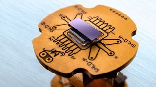 Damit Quantencomputer in Zukunft ungestörter rechnen können, haben Berliner Forscher eine Möglichkeit gefunden, die nötige Ausleseelektronik so anzupassen, dass sie leistungsfähiger wird und nahe am absoluten Nullpunkt arbeiten kann. (Bild: Fraunhofer IZM / V. Mai)