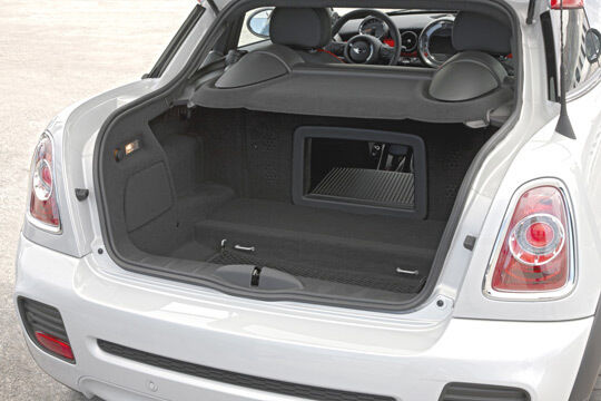 Reiner Zweisitzer: Statt der hinteren Rückbank gibt es im Mini Coupé ein immerhin 280 Liter fassendes Gepäckabteil mit Durchreiche. (Mini)