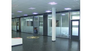 Das moderne Gestaltungskonzept vermittelt ein Gefühl von lichtem Raum und bietet genügend Platz für Erweiterungen. Bild: Bohnacker (Archiv: Vogel Business Media)