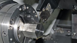 Die Tebit Präzisionstechnik GmbH hat für das Präzi­sions-­Abstechen einer Profilstange aus Edelstahl ein „Überkopf“-arbeitendes Abstechsystem von Iscar im Einsatz.  (Iscar)